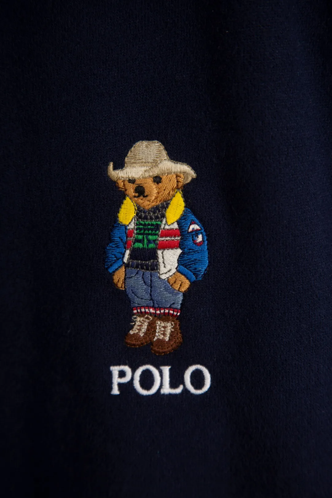 P270 Actual photo [Popular item] Style number: 25104# Color: Navy blue/hemp gray/white Size: S to XL - Ralph Lauren/Ralph Lauren 2025AW Autumn and Winter Bear series stacked topstitch design plaid lining hooded cardigan zipper sweatshirt - Original workmanship consistent Professional four-needle six-thread topstitch design ✅ - Face 370g double-sided cotton heavyweight fabric Contrast color yarn-dyed plaid inside ✅| - Highly restored customized brand zipper 0.8 pure cotton high-density hook and loop bonnet ✅ - RL limited design style Colorful bear logo precision embroidery Bright color contrasting plaid hood inside The upper body is colorful and distinguishes the classic style. Both men and women can easily control it. Simple and clean, versatile and can go wrong. Exposed topstitch 0.8 cm retro primary color hook and loop drawstring. Every detail is perfect.